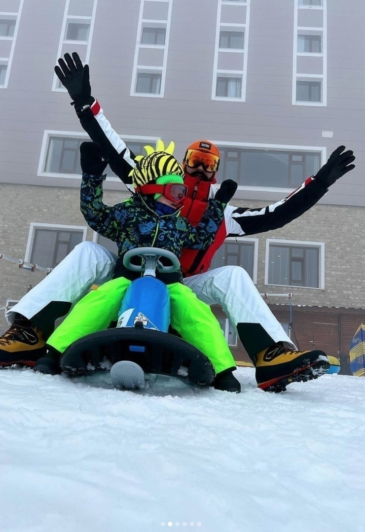 Fahriye Evcen Ve Burak Özçivit'in Kar Tatili Keyfi