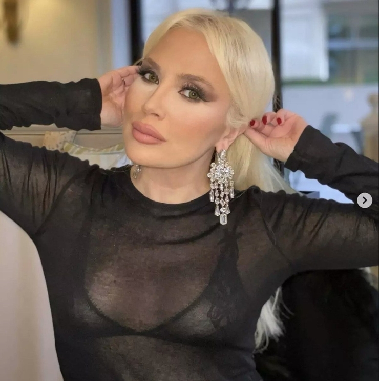 Lerzan Mutlu, Transparan Bluzuyla Sosyal Medyayı Salladı