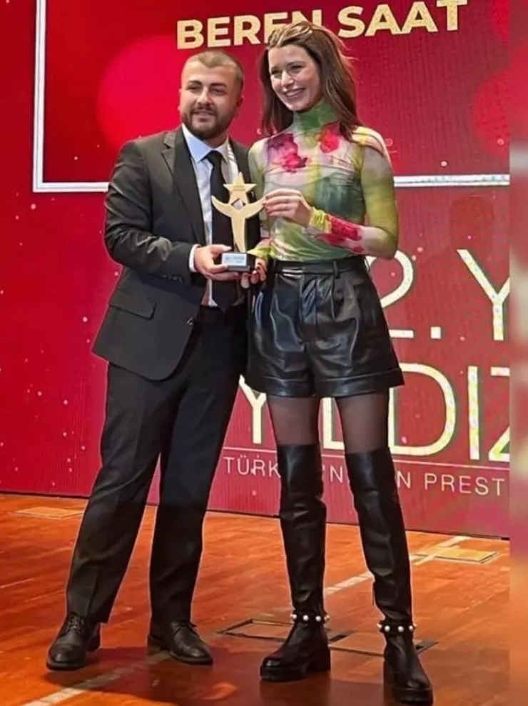 Beren Saat'in Ödül Töreninde Giydiği Deri Şortlu Kıyafeti Olay Oldu!