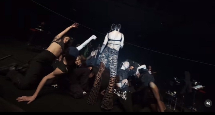 Hande Yener, Cesur Sahne Tarzı Ve Otobüs Durağı Açıklamasıyla Gündemde!