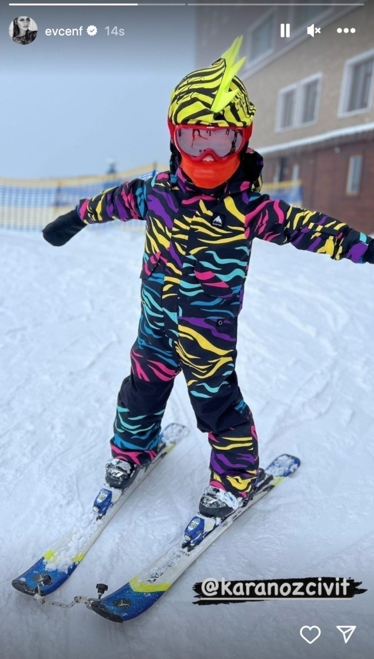 Fahriye Evcen Ve Burak Özçivit'in Kar Tatili Keyfi
