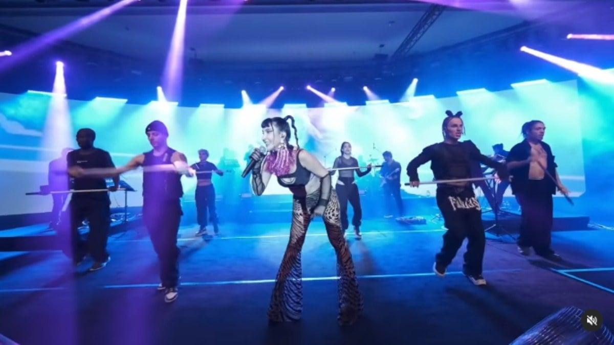Hande Yener, Cesur Sahne Tarzı Ve Otobüs Durağı Açıklamasıyla Gündemde!