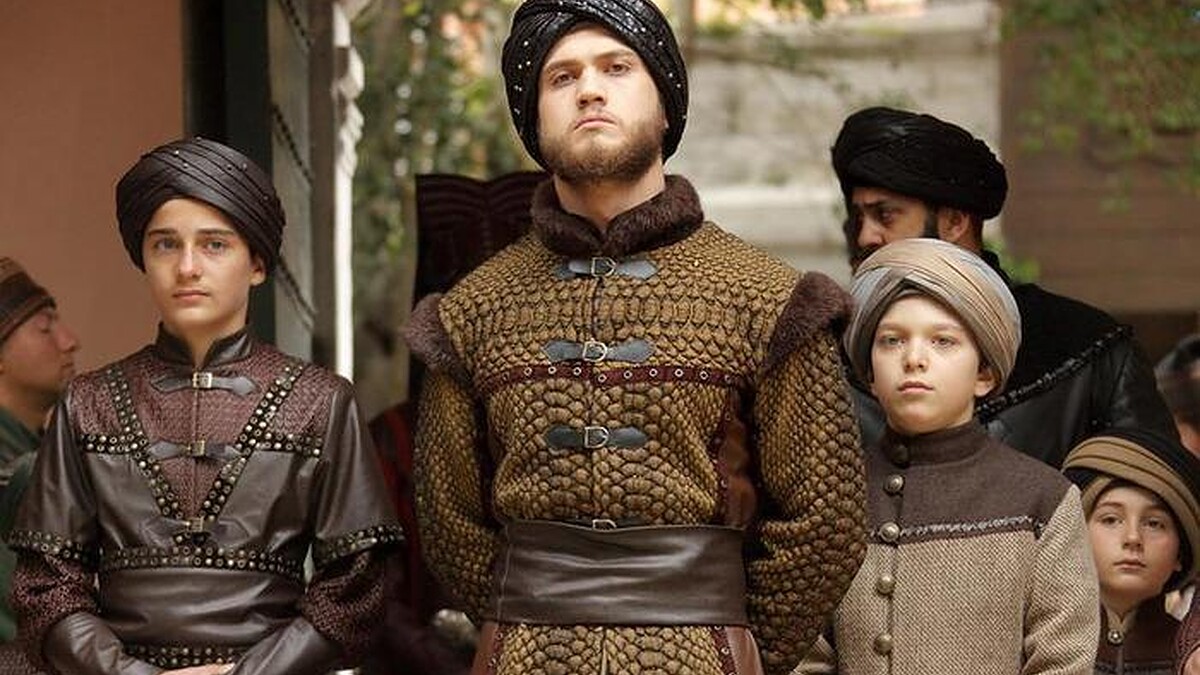 Aras Bulut İynemli'nin Şehzade Tarzı Sevenlerini Kızdırdı!