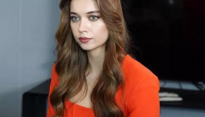 Afra Saraçoğlu'nun Giydiği Göğüs Dekolteli Elbise Servet Değerinde!