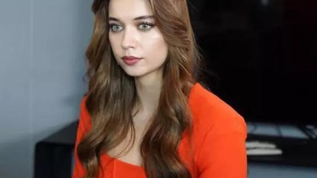 Afra Saraçoğlu'nun Giydiği Göğüs Dekolteli Elbise Servet Değerinde!