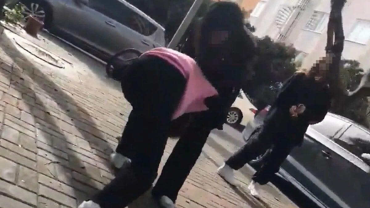 Antalya'da Lisede Kavga! Kız Öğrenciler Birbirlerine Tekme Tokat Daldı