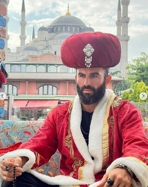 Survivor Turabi'den Padişah Kostümlü Pozlar!