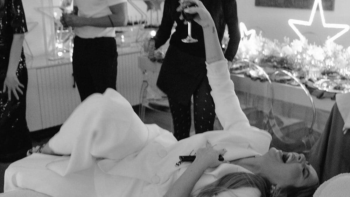 Hadise'nin Süpürge Sopasıyla Cesur Dansı Olay Oldu!