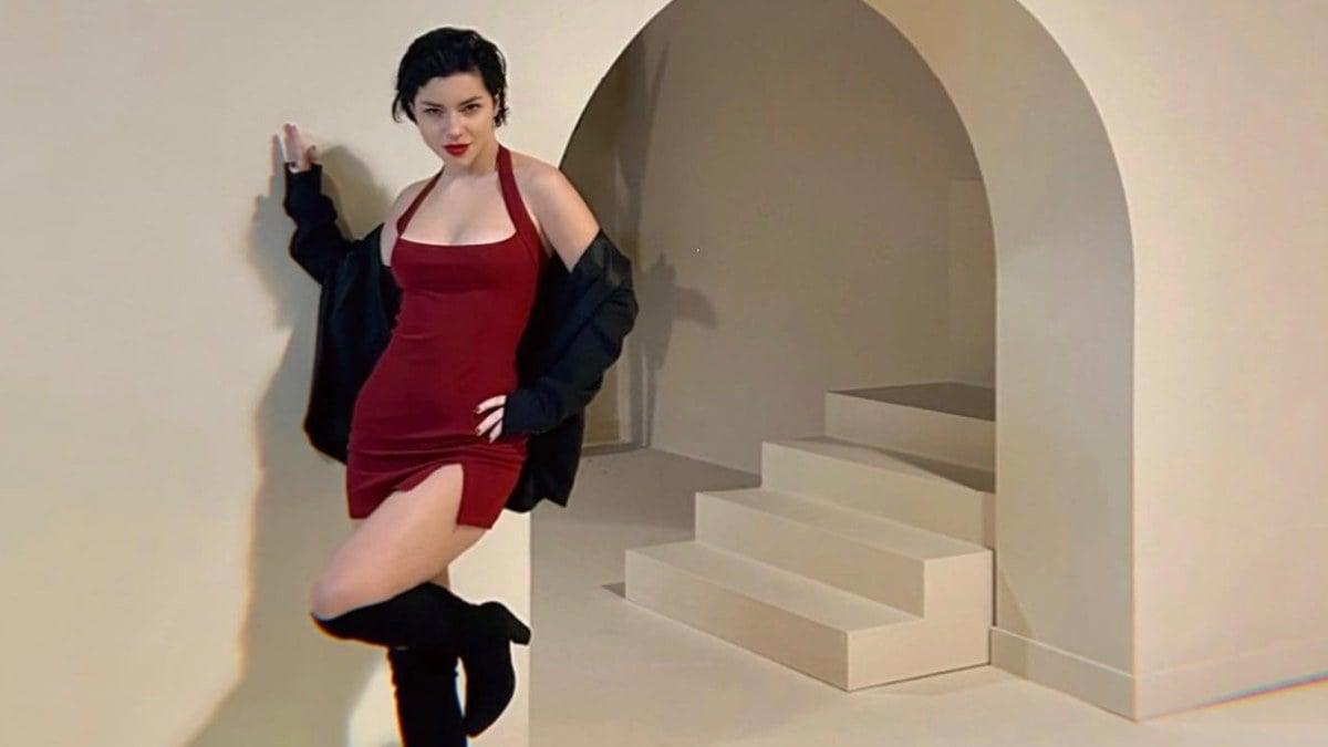 Merve Boluğur, Kırmızı Mini Elbisesiyle Poz Verdi!