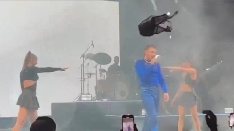 Edis'in Konserine Sahneye Atılan İç Çamaşırı Damga Vurdu!