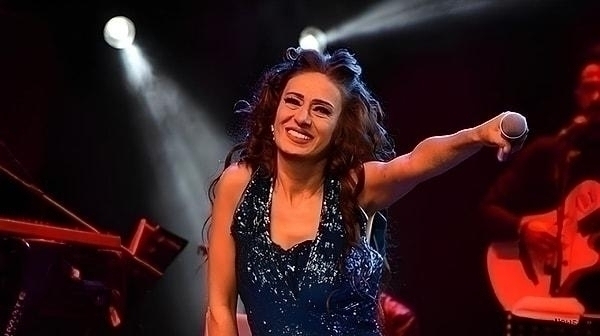 Yıldız Tilbe'ye Pembe Kombini İle Gülşen Benzetmesi!