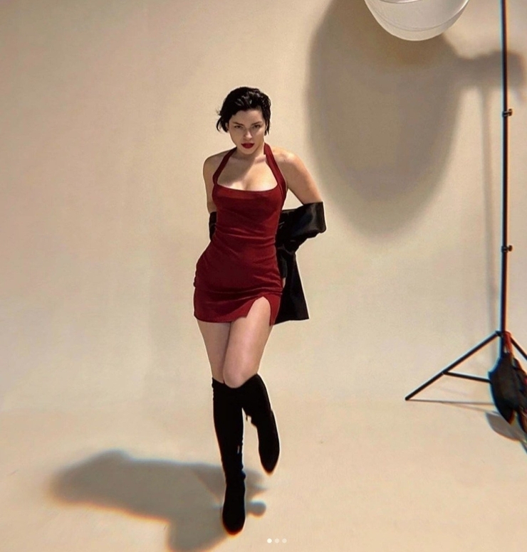 Merve Boluğur, Kırmızı Mini Elbisesiyle Poz Verdi!