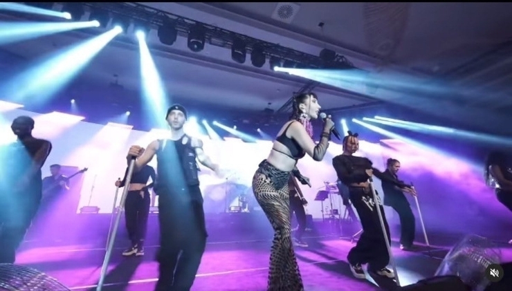 Hande Yener, Cesur Sahne Tarzı Ve Otobüs Durağı Açıklamasıyla Gündemde!