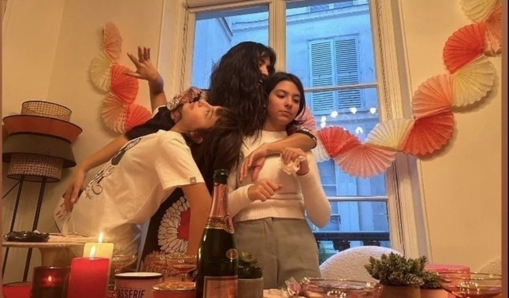 Tuba Büyüküstün'ün Kızları Büyüdükçe Kendine Benziyor!