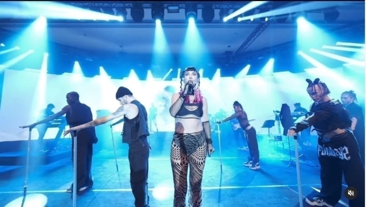 Hande Yener, Cesur Sahne Tarzı Ve Otobüs Durağı Açıklamasıyla Gündemde!