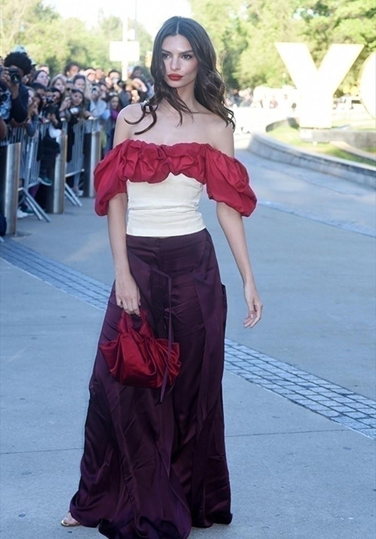 Emily Ratajkowski'nin Cesur Tarzı Kötü Kız Yorumlarını Getirdi!