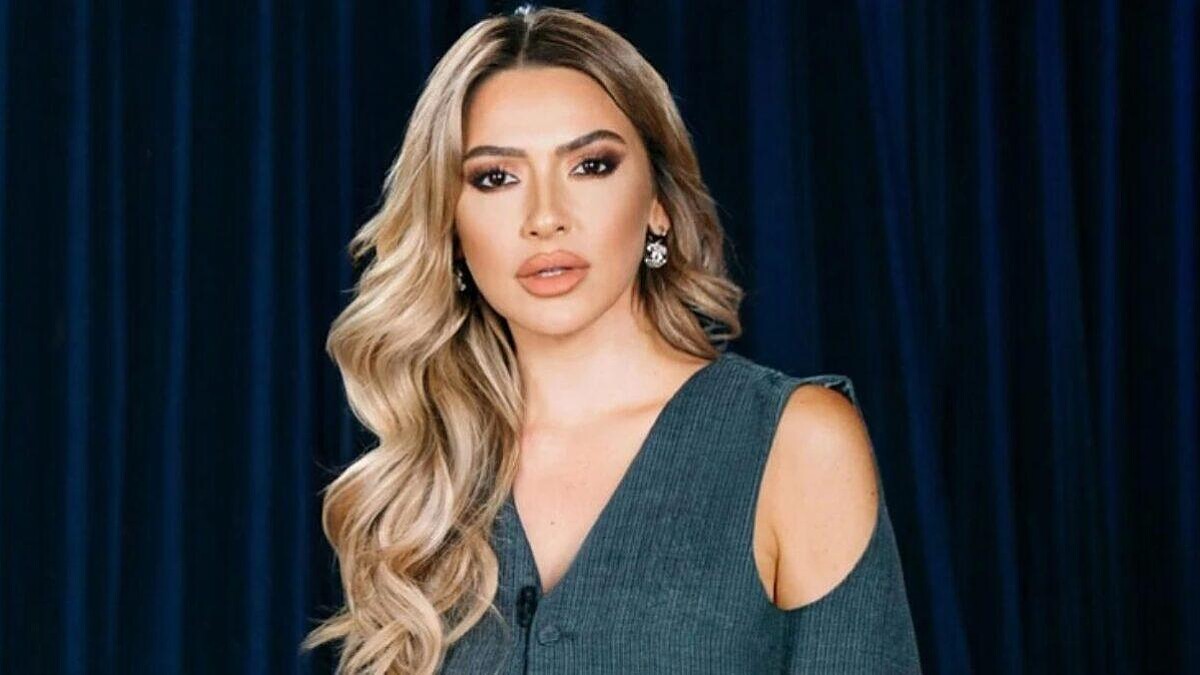 Hadise Göğsünü Açtı! Cesur Yeni Yıl Paylaşımı Olay Oldu...