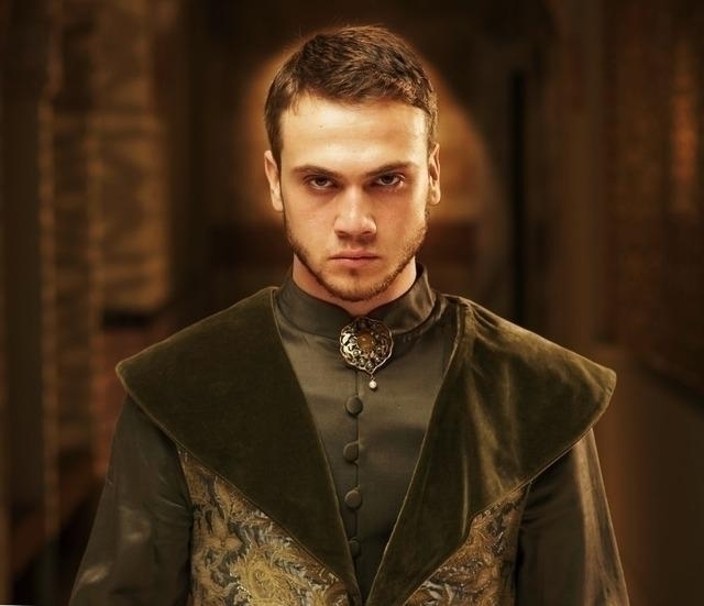 Aras Bulut İynemli'nin Şehzade Tarzı Sevenlerini Kızdırdı!