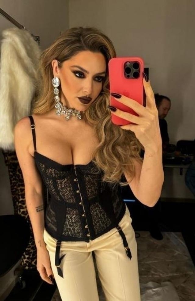 Hadise'nin Derin Göğüs Dekolteli Paylaşımı Olay Oldu!