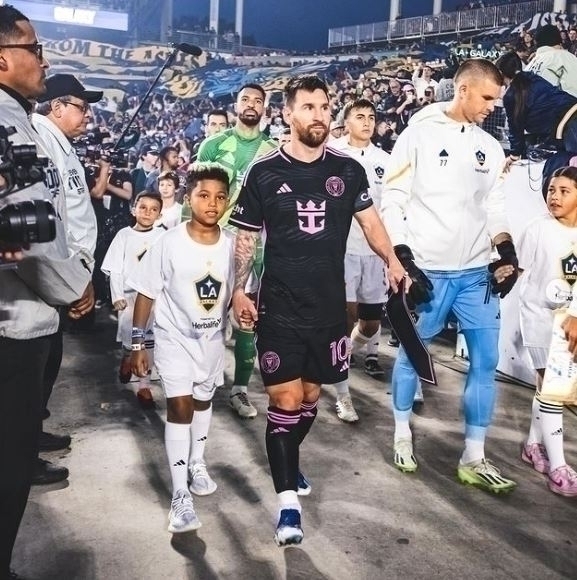Kim Kardashian, Messi'yi Paylaşmaya Doyamadı! Sahaya Çıktı...