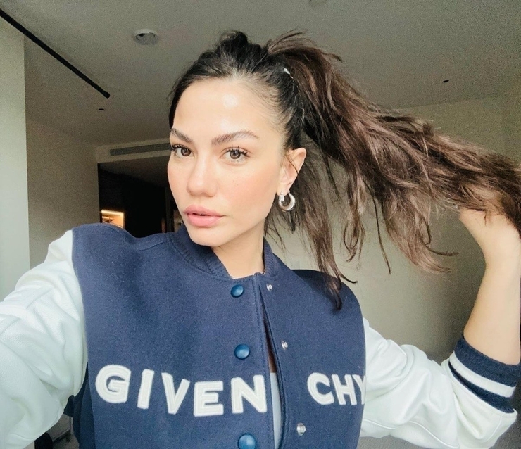 Demet Özdemir'in Giydiği Ceket Fiyatıyla Gündemde!