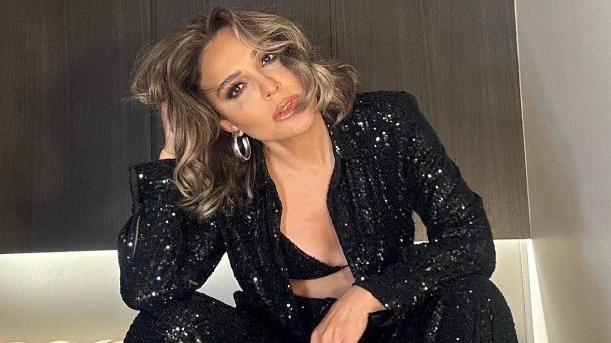 Ziynet Sali, Konserde Ayakkabısını Çıkarıp Terlikle Devam Etti!