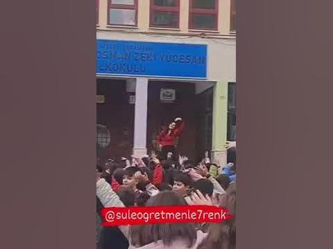 Şule Öğretmenin Dansı Öğrencilerini Ve İzleyenleri Mest Etti! Derse Böyle Girilir...