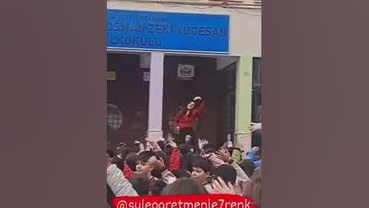 Şule Öğretmenin Dansı Öğrencilerini Ve İzleyenleri Mest Etti! Derse Böyle Girilir...