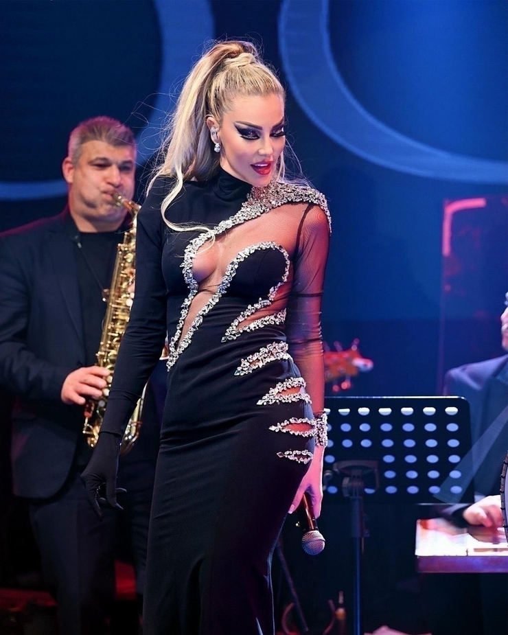 Petek Dinçöz, Kıbrıs'ta 150 Bin Dolarlık Takılarıyla Sahne Aldı