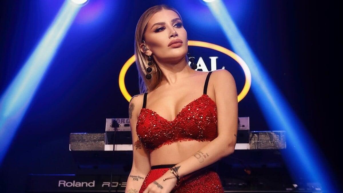 İrem Derici Sevgilisine Yaklaşan Kadını Fena Bozdu! Manitama Yaklaşma...