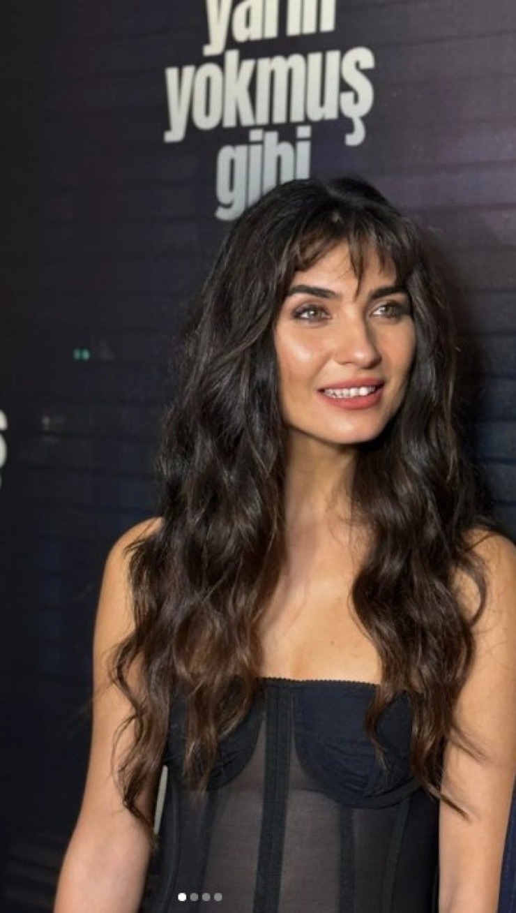 Tuba Büyüküstün, Yatak Sahnesi Ardından Transparan Elbisesiyle Dikkat Çekti!