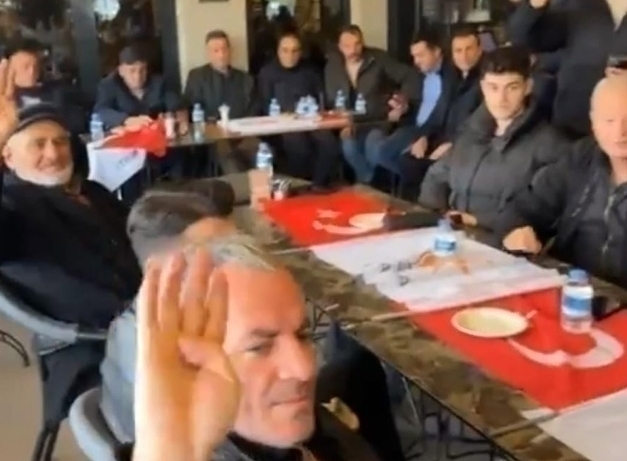 Niğde Belediye Başkan Adayına Destek İçin Türk Bayrağını Sofra Bezi Yaptılar!