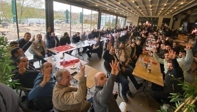 Niğde Belediye Başkan Adayına Destek İçin Türk Bayrağını Sofra Bezi Yaptılar!