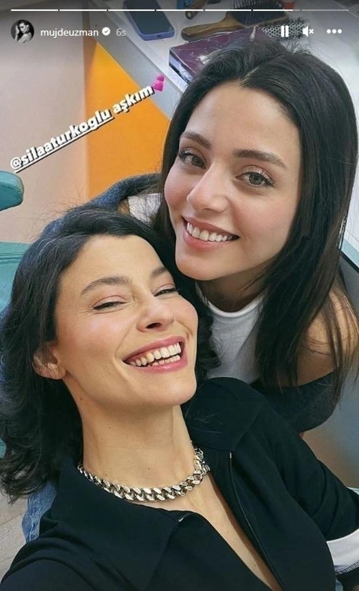 Müjde Uzman Ve Sıla Türkoğlu Kızılcık Şerbeti Dizis Setinden Poz Verdi!