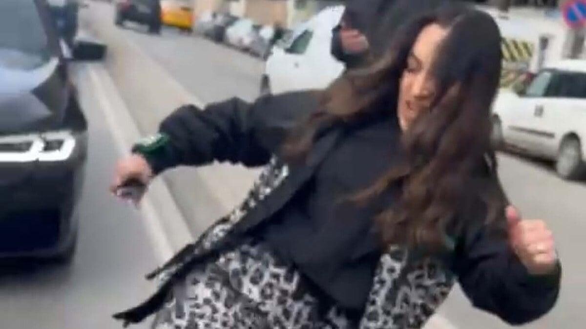 İstanbul Kartal'da Çarptığı Aracı Tekmeleyen Kadın!