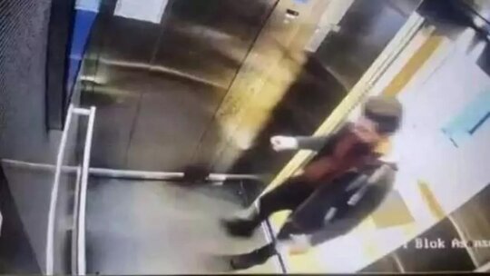 İstanbul Küçükçekmece'de bir sitede yaşanan olayda asansöre binen bir kişi,...