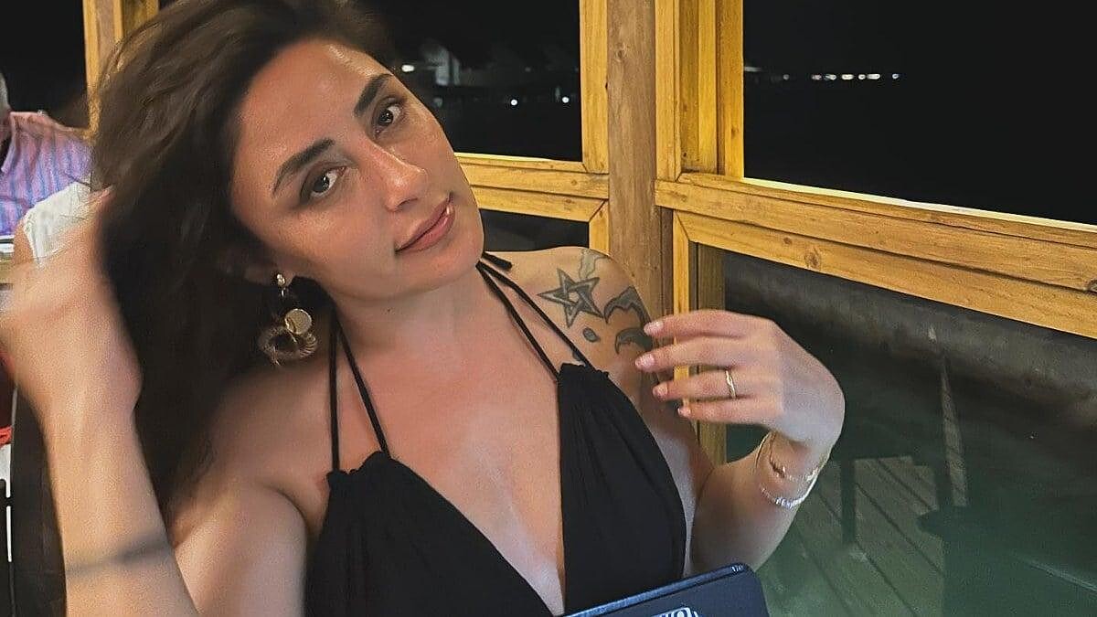 Melek Mosso Maldivler'de Sarı Bikinisiyle Dans Etti!