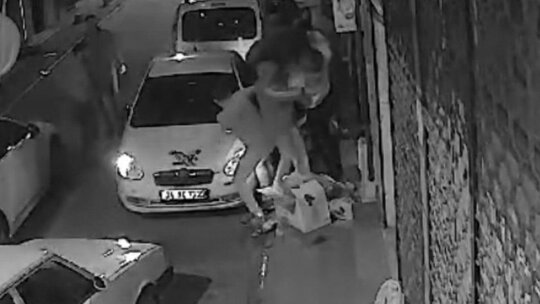 İstanbul'un Sultangazi ilçesinde bir binanın önünde genç kızlar arasında başlayan...