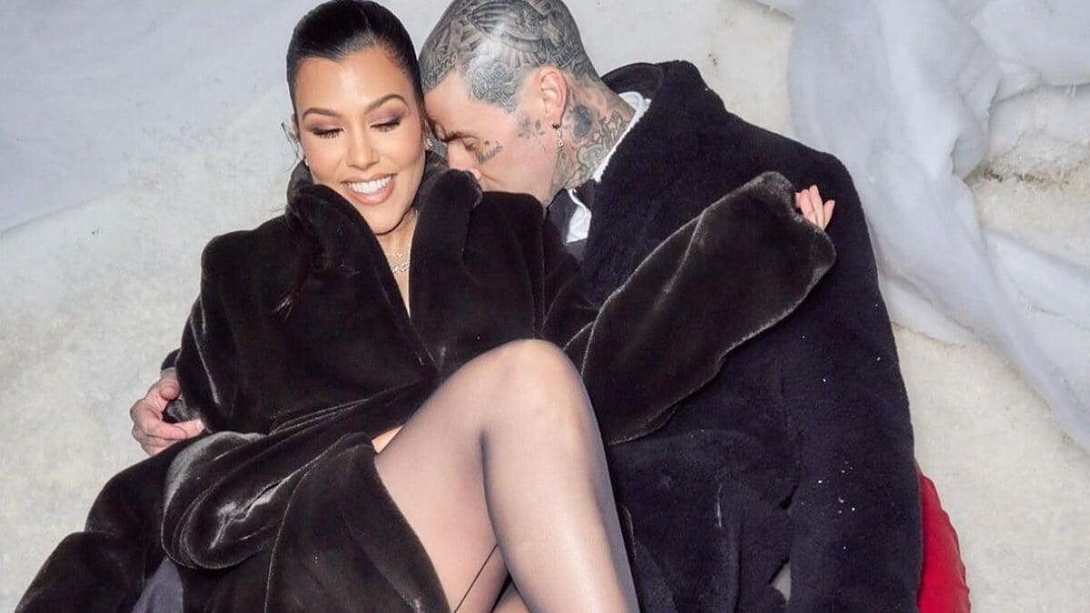 Kocası Kourtney Kardashian'ın İç Çamaşırlı Fotoğrafını Paylaştı!