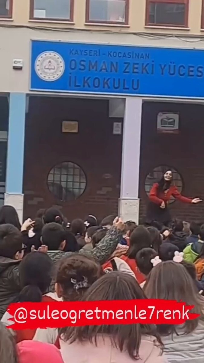 Şule Öğretmenin Dansı Öğrencilerini Ve İzleyenleri Mest Etti! Derse Böyle Girilir...