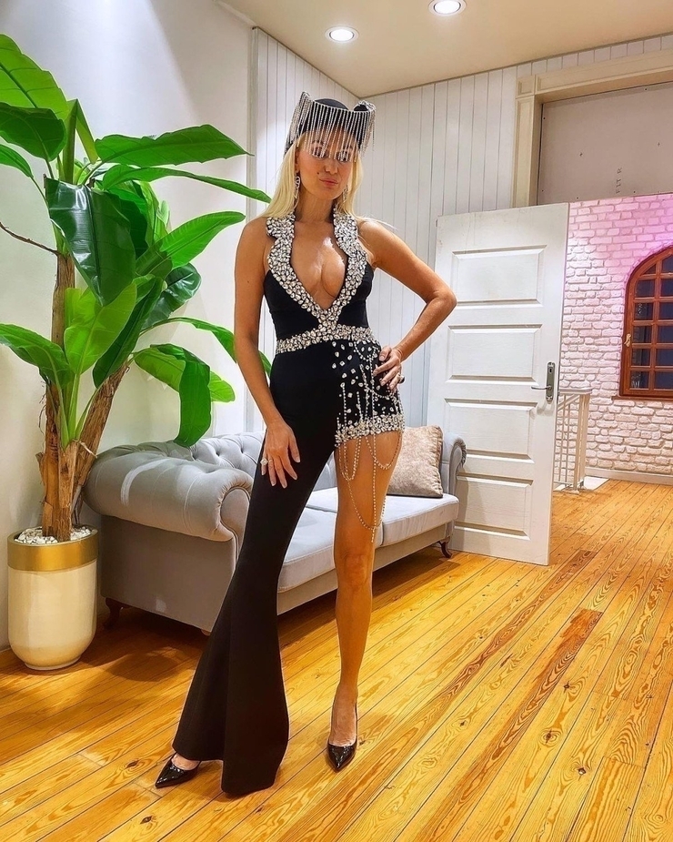 Tuğba Özay'ın İlginç Sahne Kıyafeti Instagram'ı Salladı