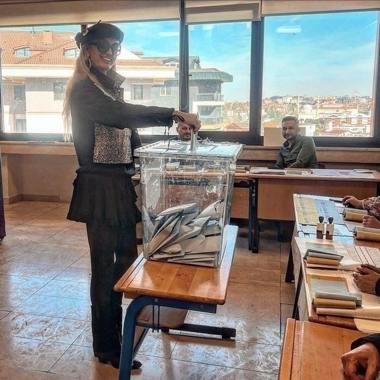 Ünlü İsimler Sandıkta! Candan Erçetin'den Cem Yılmaz'a Oy Kullanma Görüntüleri