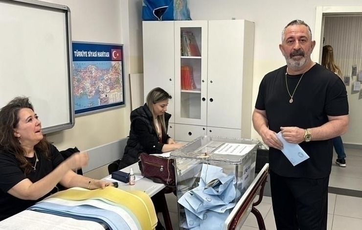 Ünlü İsimler Sandıkta! Candan Erçetin'den Cem Yılmaz'a Oy Kullanma Görüntüleri