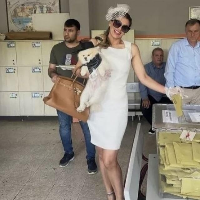 Hatice, 31 Mart Yerel Seçimlerde Pembe Kombiniyle Gündemde