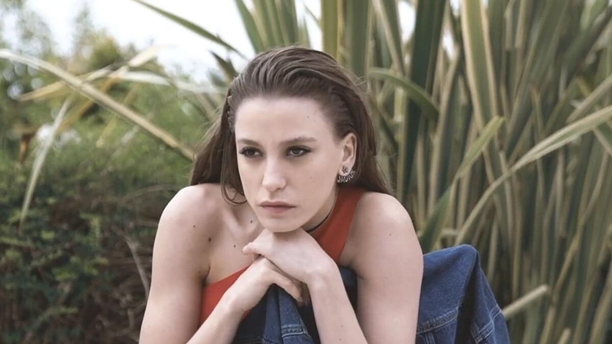 Serenay Sarıkaya Güney Kore'de! Aşk Sorularına Tepkisi…