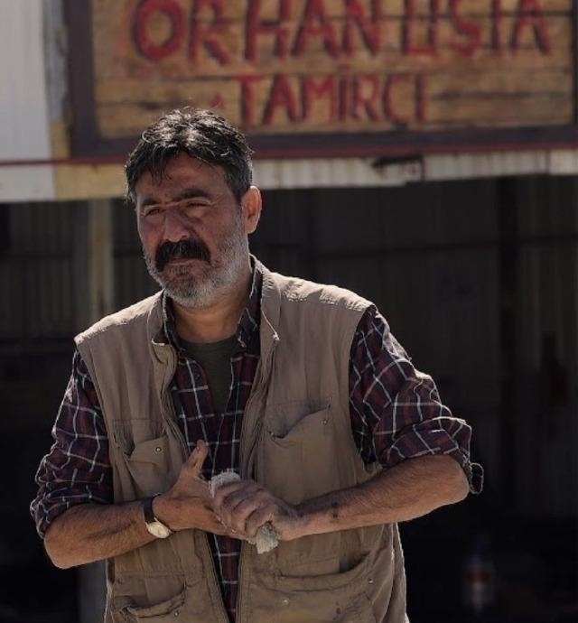 Mustafa Üstündağ, Film İçin Sanayideki Tamircinin Kıyafetini Takım Elbise Karşılığında Aldı