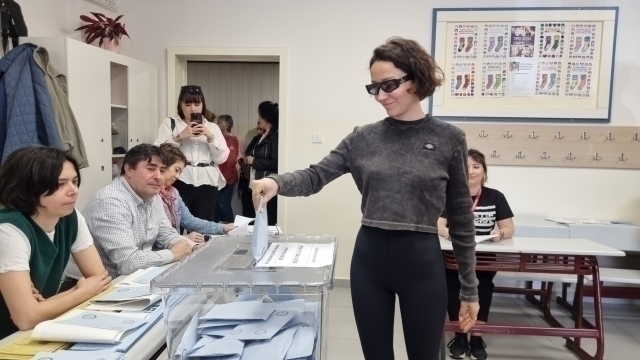 Zeynep Bastık, Oy Kullanmak İçin Okulda Bekledi