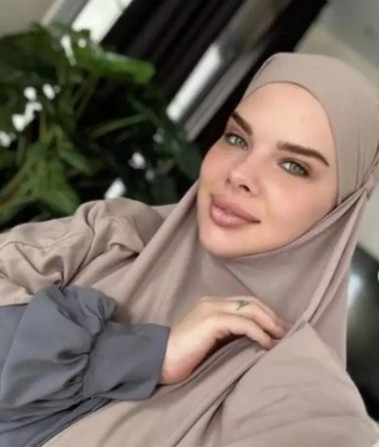 Damla Ersubaşı'nın Başörtülü Pozları Gündem Oldu