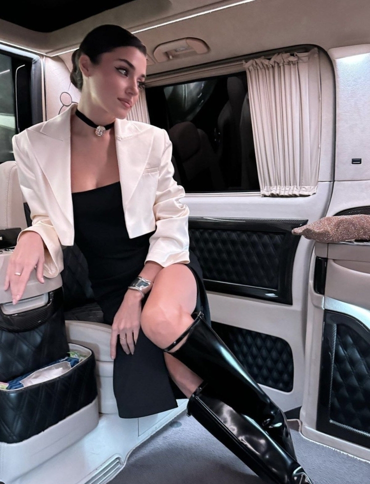 Hande Erçel Ve Hakan Sabancı Evlilik Hazırlıklarına Devam Ediyor