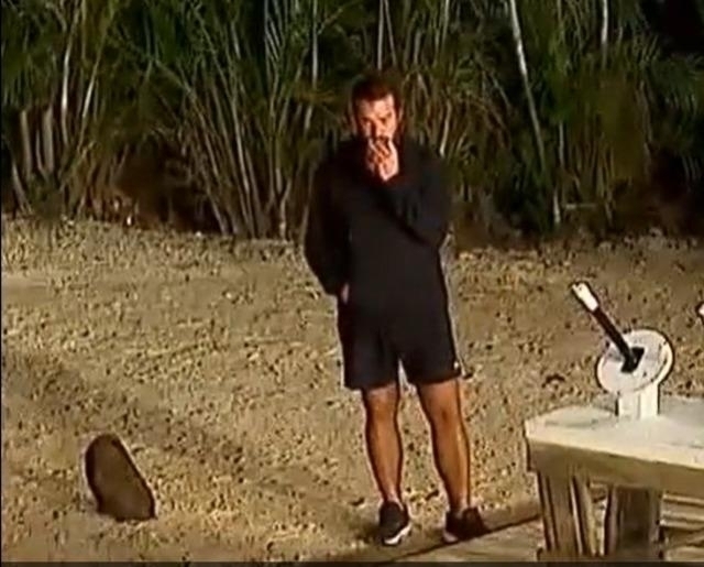 Survivor'da Yemek Skandalı! Hakan Hatipoğlu Gizlice Yemek Yerken Yakalandı